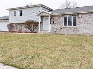 865 Macarthur Dr, Chicago Heights, IL 60411