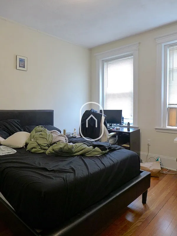 4 bed, 9999 sqft, $4,100 — Photo 4