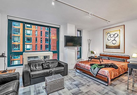 2nd image of 1 Irving Pl APT V15h