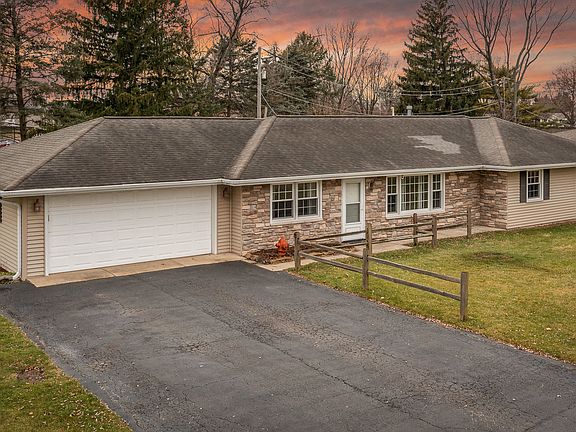 3rd image of 3012 Caroline Dr
