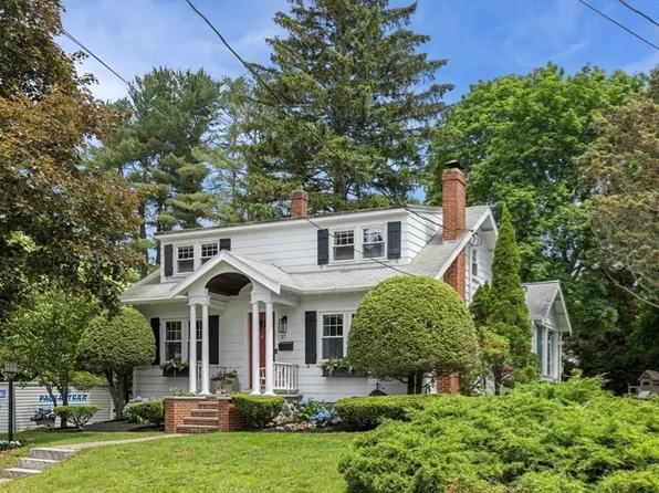 37 Howard Ave, Lynnfield, MA 01940