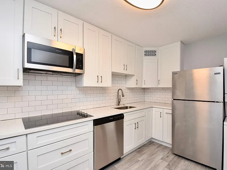 307 Yoakum Pkwy #703 — Photo 8