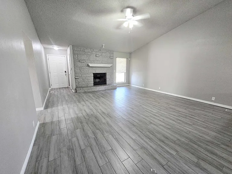 217 Cypress Dr — Photo 3