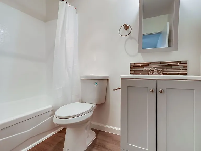 333 W Queen St #1 — Photo 20