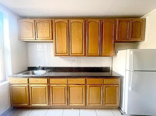 3rd image of 585 Isham St APT 2e