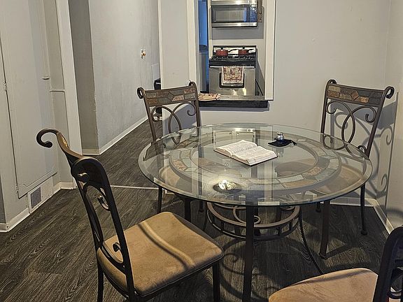 4th image of 2083 Bradley Ave