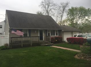 114 Russell Rd, Oakdale, NY 11769