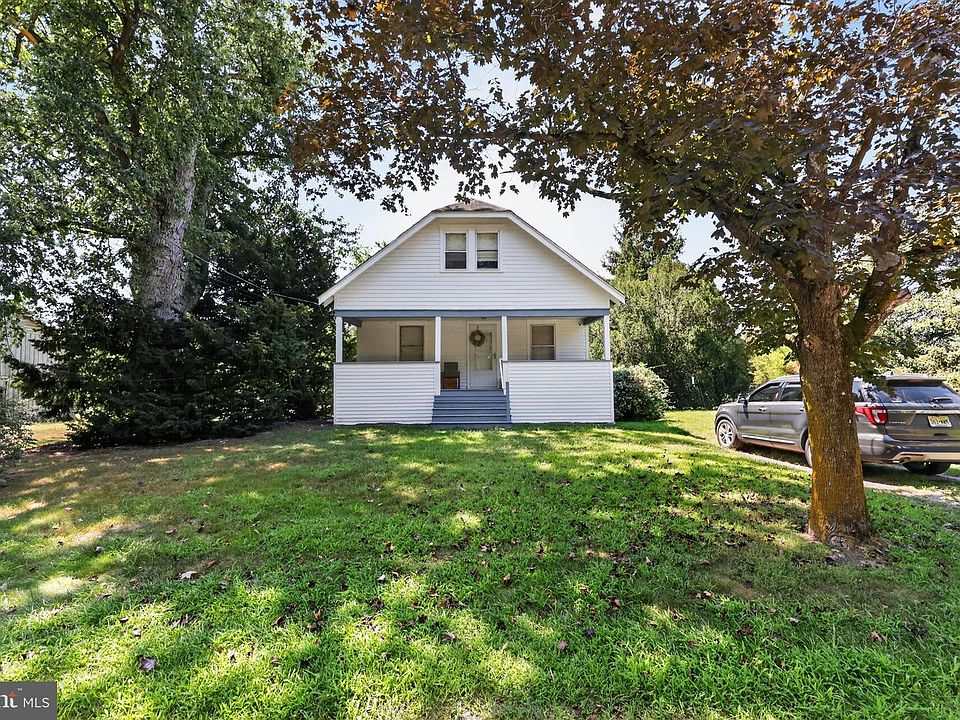 1st image of 590 Aura Rd