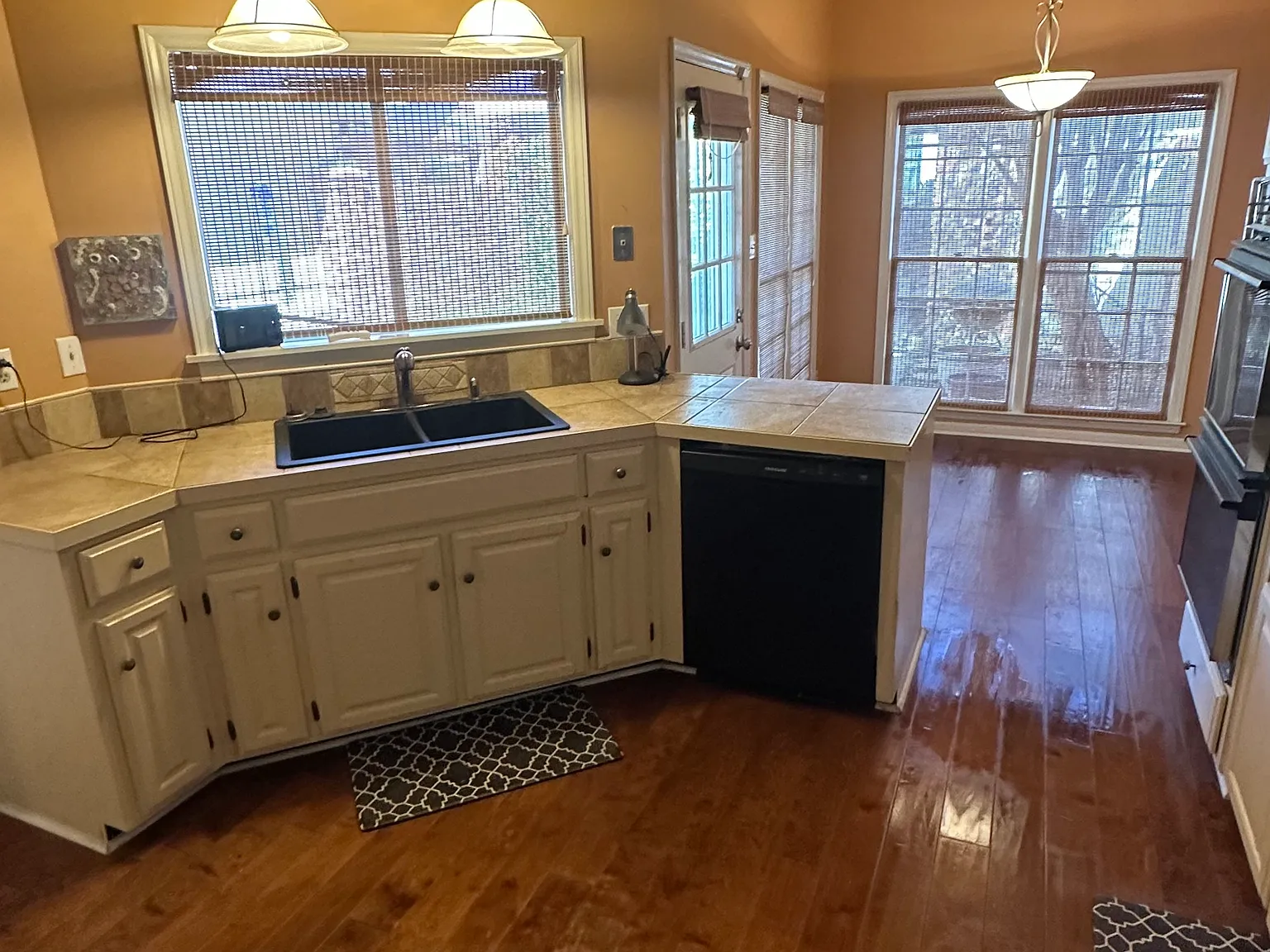 2 bed, 2.5 bath, 1921 sqft, $1,385 — Photo 2