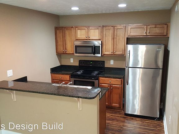 2nd image of 923 Cherry Dr