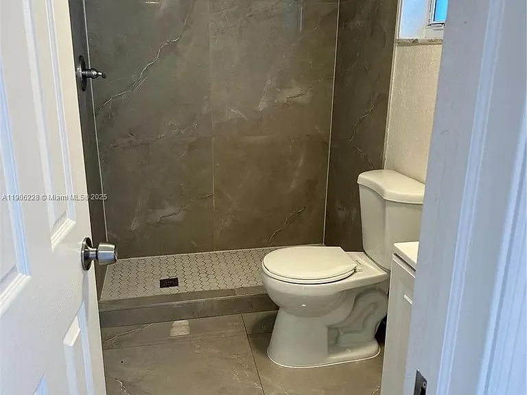 Deerfield Beach Manor — Photo 10