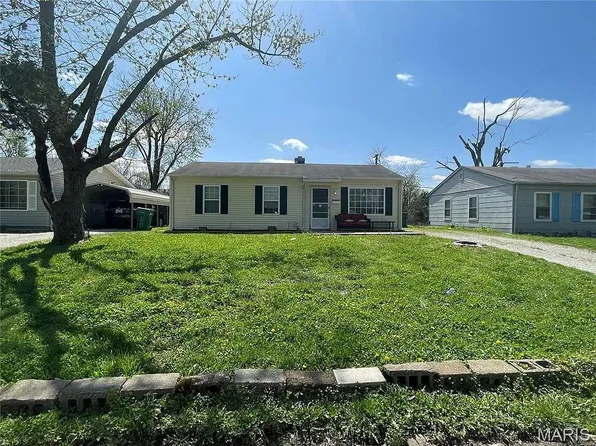 825 Saint Matthew Dr, Cahokia, IL 62206