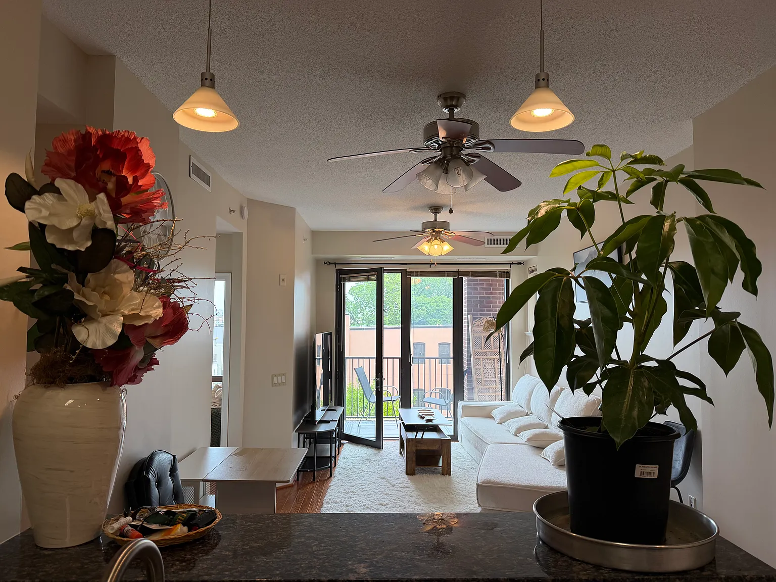 1 bed, 1.5 bath, 881 sqft, $1,700 — Photo 2