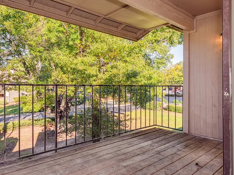 Woodford Apartments — Photo 32