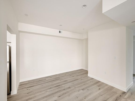 5th image of 14526 Hartland St #105
