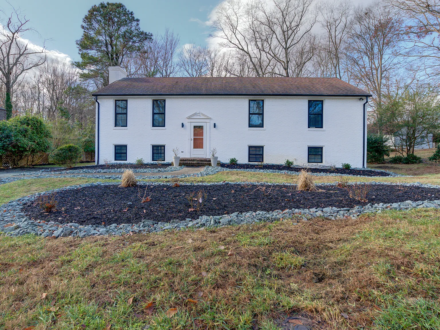 5 bed, 2850 sqft, $7,650 — Photo 1