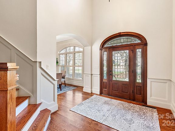 3rd image of 425 Gladelynn Way
