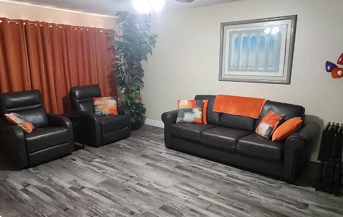 3 bed, 2.0 bath, 1194 sqft, $4,000 — Photo 3
