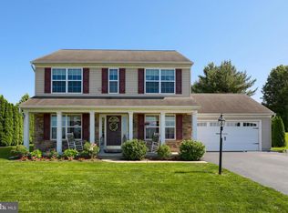 214 Fallowfield Dr, Leola, PA 17540