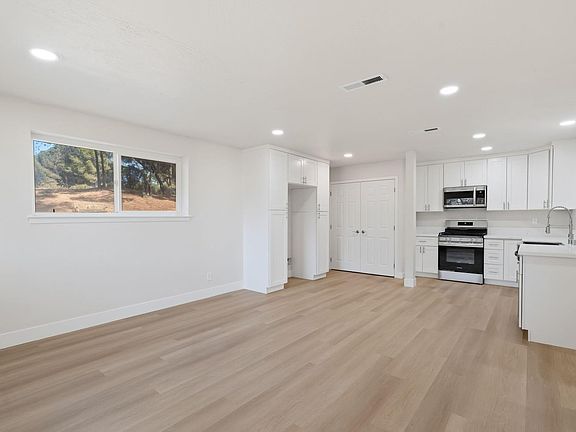 3rd image of 3436 Davis Dr
