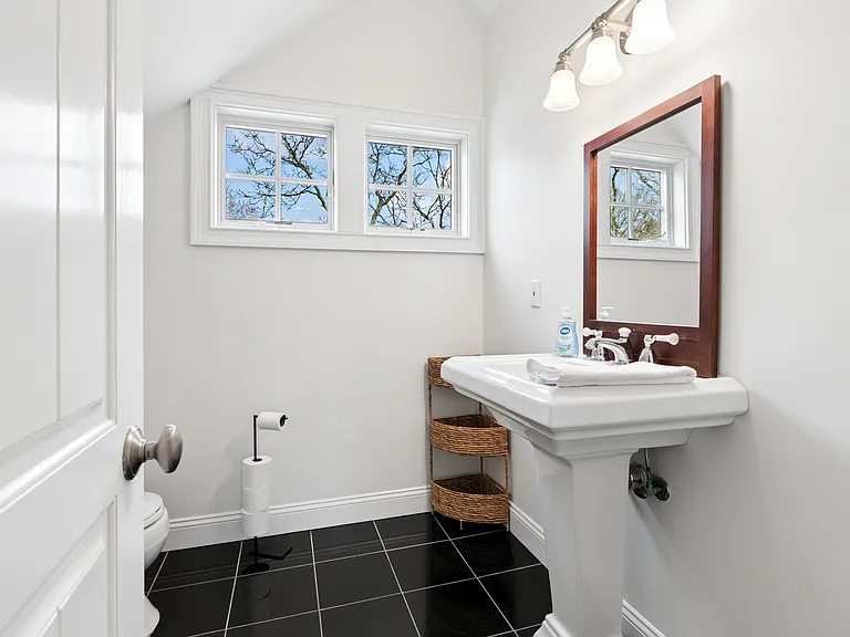 10 Foxboro Rd — Photo 31