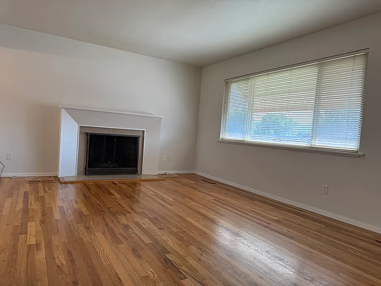 950 Taney Ln — Photo 3