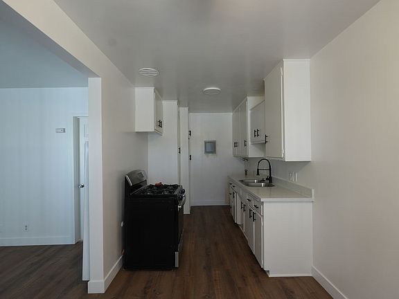 4th image of 10300-10304 La Reina Ave #10304C