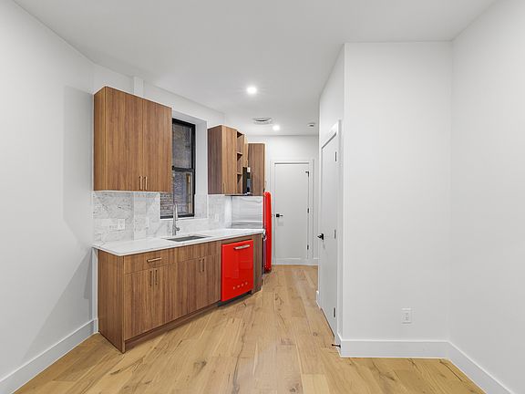 4th image of 188 6th Ave APT 2RN