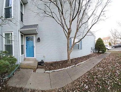 121 Henning Dr — Photo 2