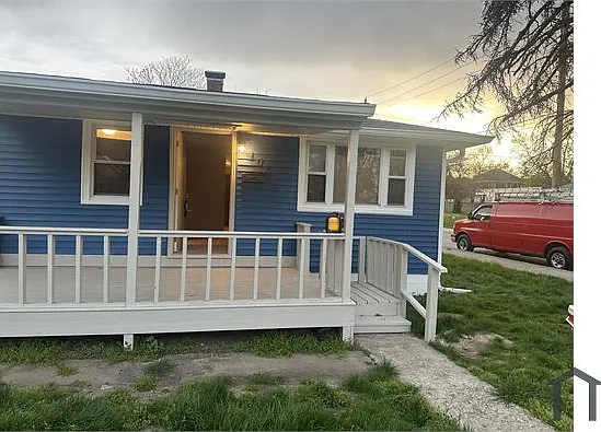 102 S Webster Ave — Photo 1