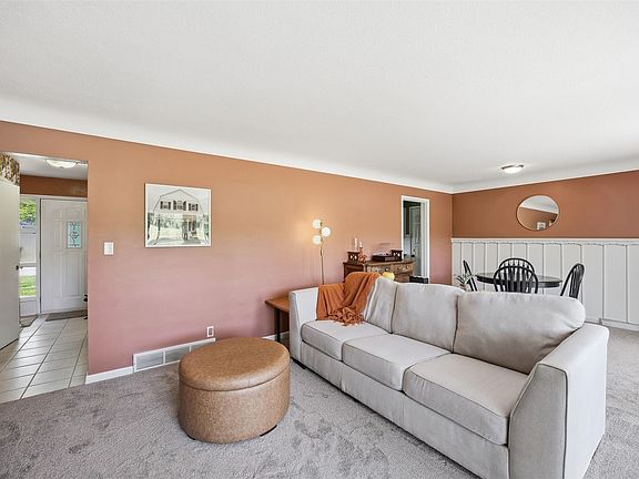 4th image of 1225 29th St NE
