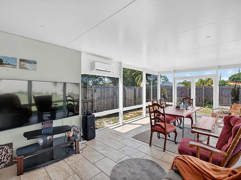 300 SW 25th Ave — Photo 33