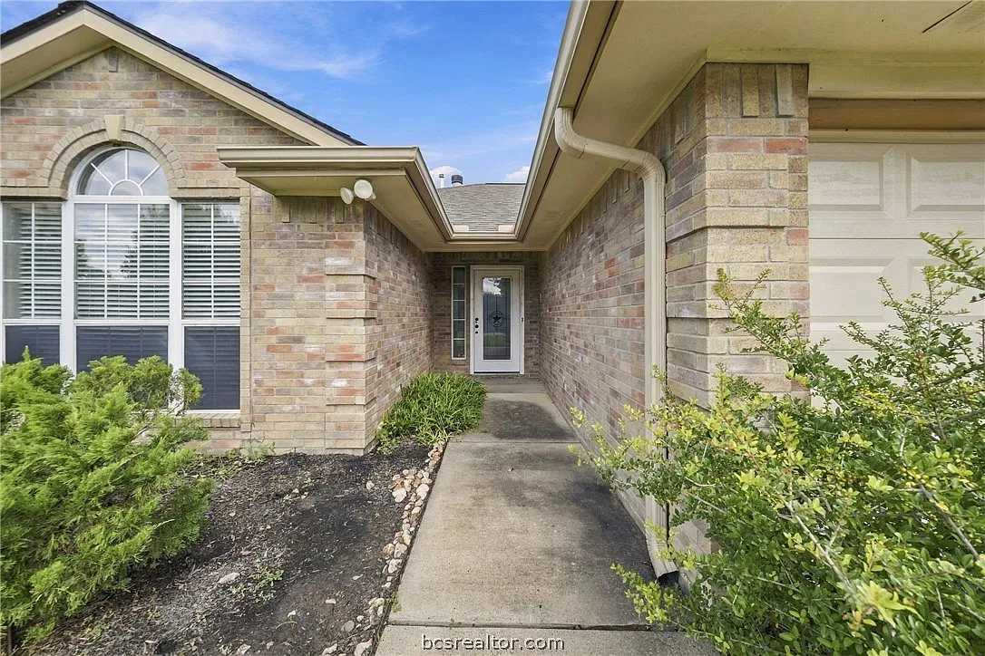 3 bed, 1405 sqft, $2,200 — Photo 4