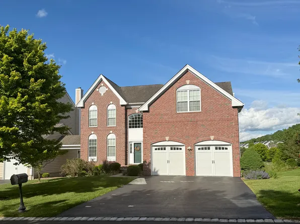 657 Creekside Ln, Fishkill, NY 12524