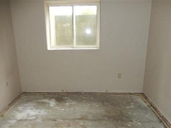 5th image of 102 Malcolm St