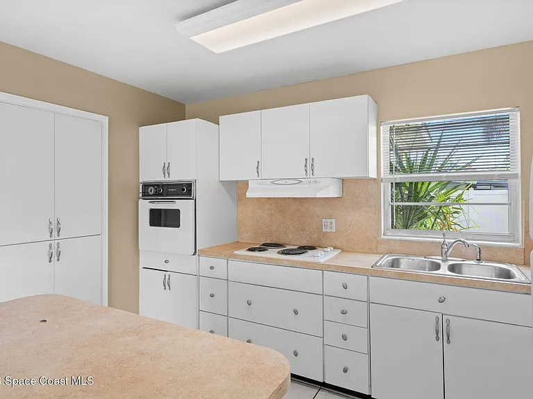 1833 Jackson Ave — Photo 10