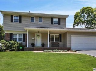 11 Deusenberg Dr, East Norwich, NY 11732