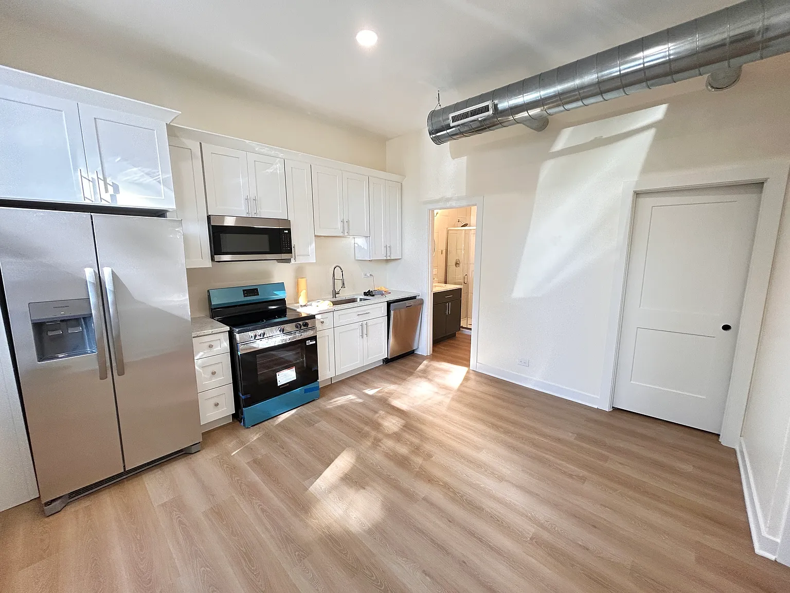 3 bed, 1000 sqft, $3,200 — Photo 3