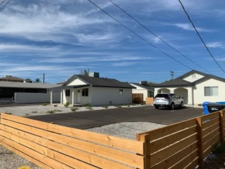 906 E Roma Ave — Photo 12