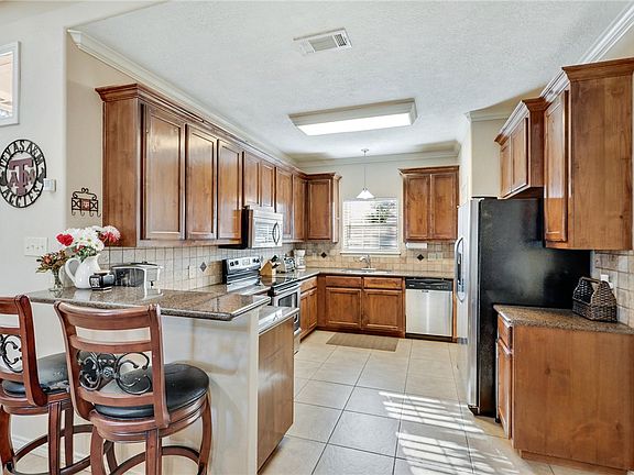 3rd image of 3011 Jennifer Dr