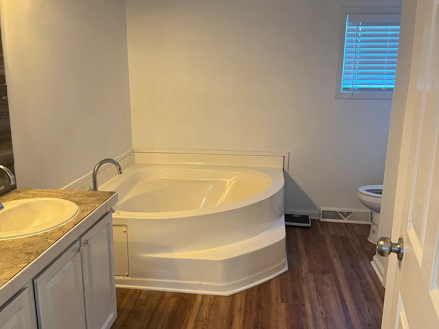 4 bed, 2.5 bath, 2052 sqft, $2,500 — Photo 3