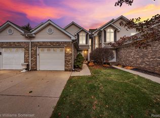 882 Natures Cove Ct, Wixom, MI 48393