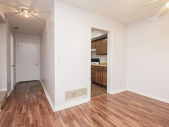 3rd image of 382 Windsor Park Dr