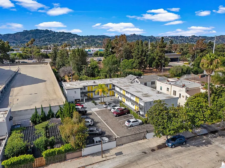 10926 Hortense St — Photo 32