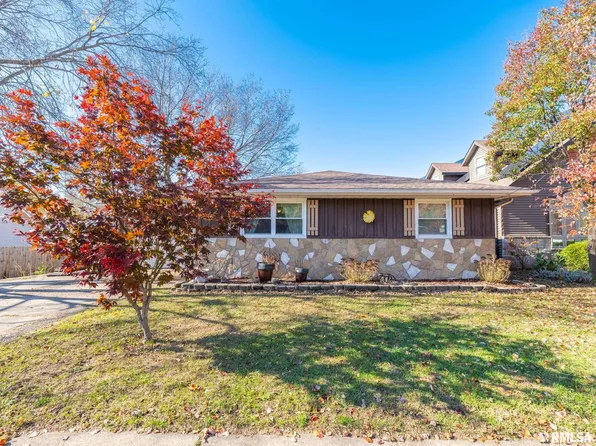 1009 N 14th St, Pekin, IL 61554