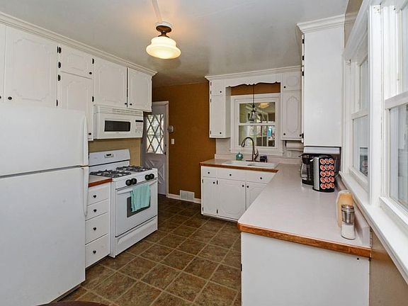 4th image of 255 Dessa Ln