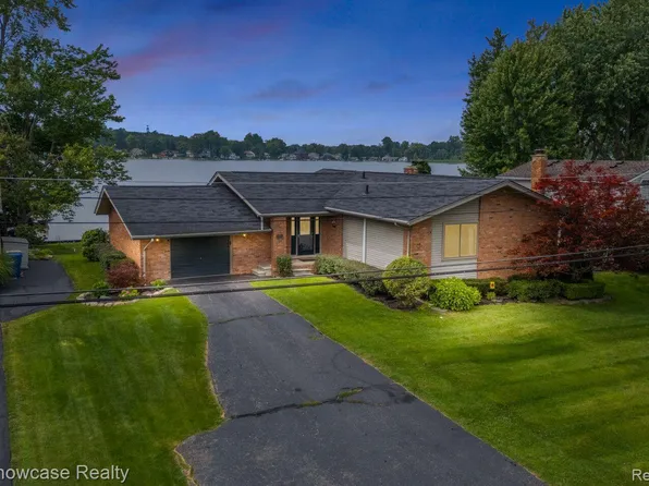 146 Edgelake Dr, Waterford, MI 48327
