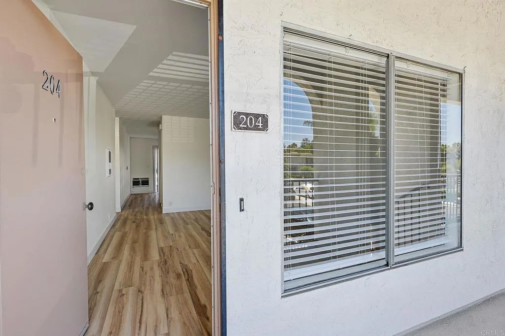 2 bed, 877 sqft, $2,600 — Photo 2