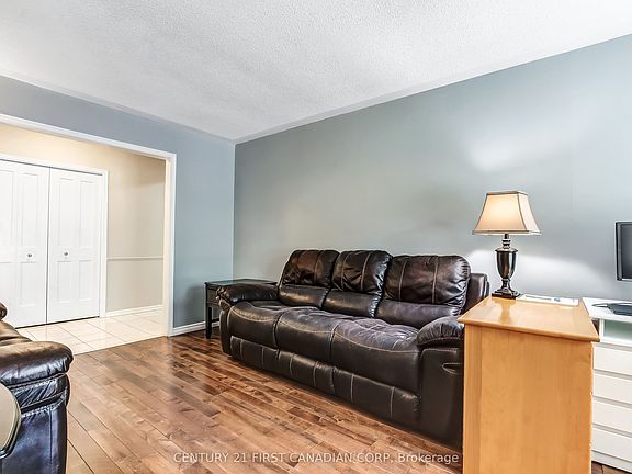 5th image of 74 Winding Way Cres
