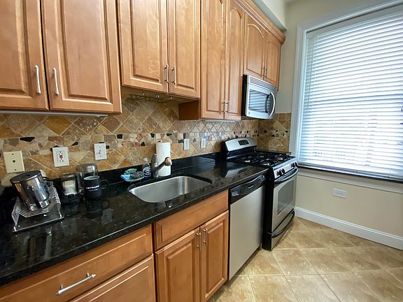 Note photos are of a similar unit in the same building. The unit is currently occupied and we don't have vacant photos of unit 1B.
